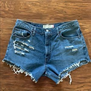 Levi’s cut off high waist Mom jean shorts